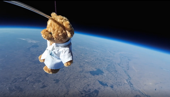 玩具熊飞上万米高空与地球合影!