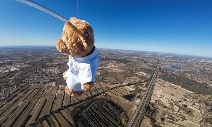 玩具熊飞上万米高空与地球合影!
