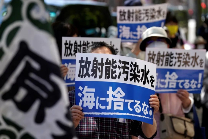 资料图：日本民众抗议将福岛核污染水排入大海。