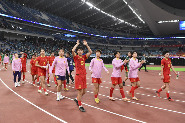 老将张睿(中)跟现场观众告别. 图/新华社