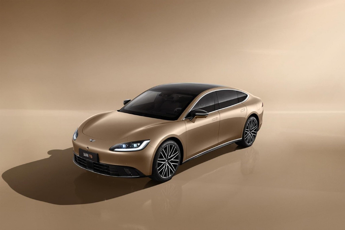 期间,大运集团旗下的全新高端新能源汽车品牌远航汽车举行品牌发布会