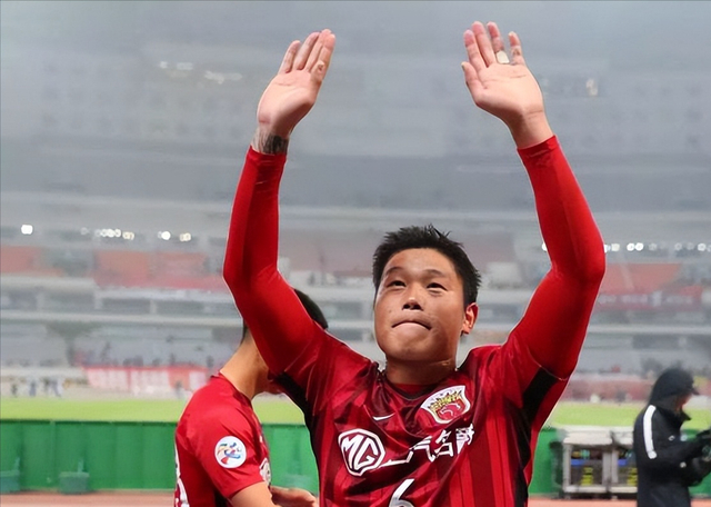 情绪失控球迷互掐估计胖子蔡慧康是上港夺冠后第一个开刀人