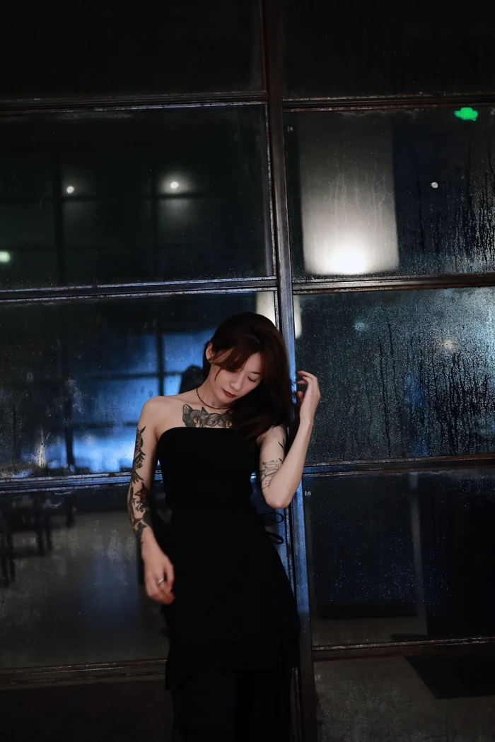 (木秦照片)包括但不限于:rapper咔咔,泥鳅乐队鼓手,阿克江的经纪人.