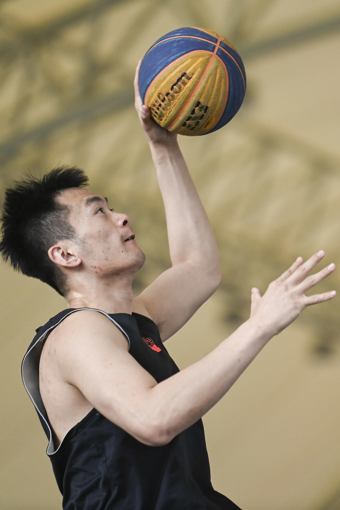 在中国篮协公布的东京奥运会三人篮球国家队大名单里,担任队长的郑毅