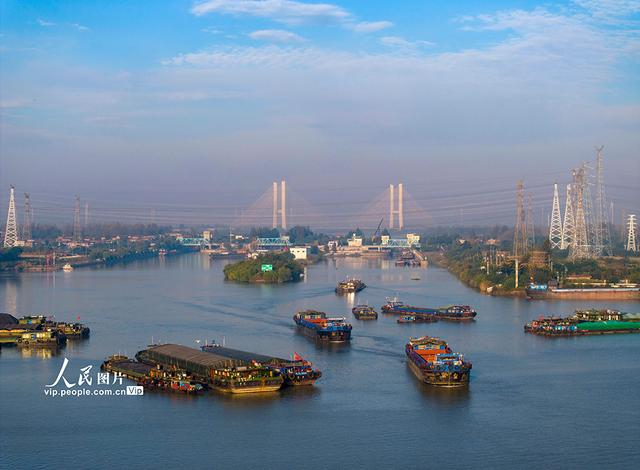 江苏淮安深秋时节大运河运输忙