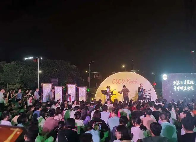 图/某市集用乐队吸引消费者