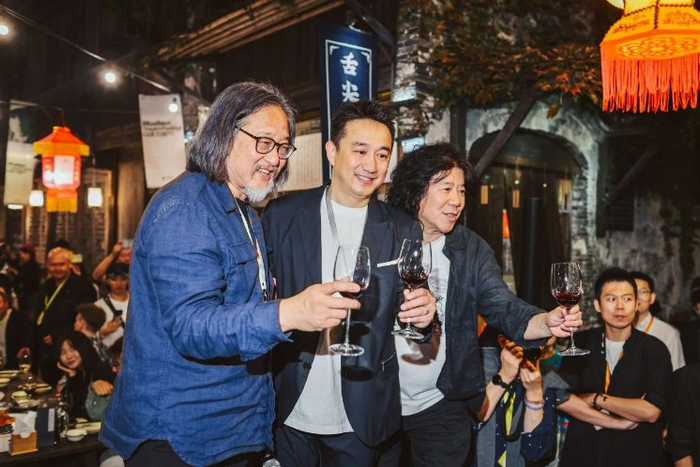 三位发起人赖声川、黄磊、孟京辉每年都在长街宴上和所有人干杯