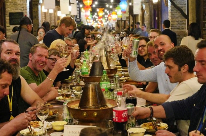 外国剧组在戏剧长街宴上