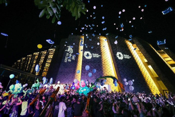 开幕演出前乌镇大剧院门口