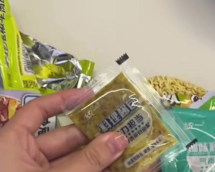 黄女士买到的“广东版”方便面只有白色油包。网络截图 