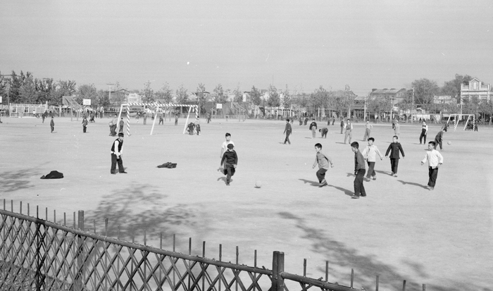 上世纪50年代，孩子们在东单体育场踢球。 李晞摄