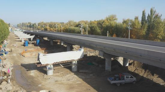 新疆阿拉尔塔里木河大桥南出口通道升级为国道项目正加紧建设