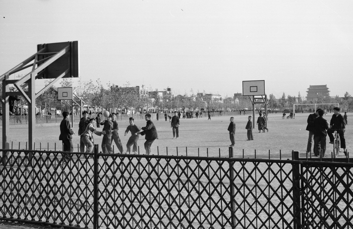 1956年，体育爱好者在未竣工的东单体育场打球。李晞摄