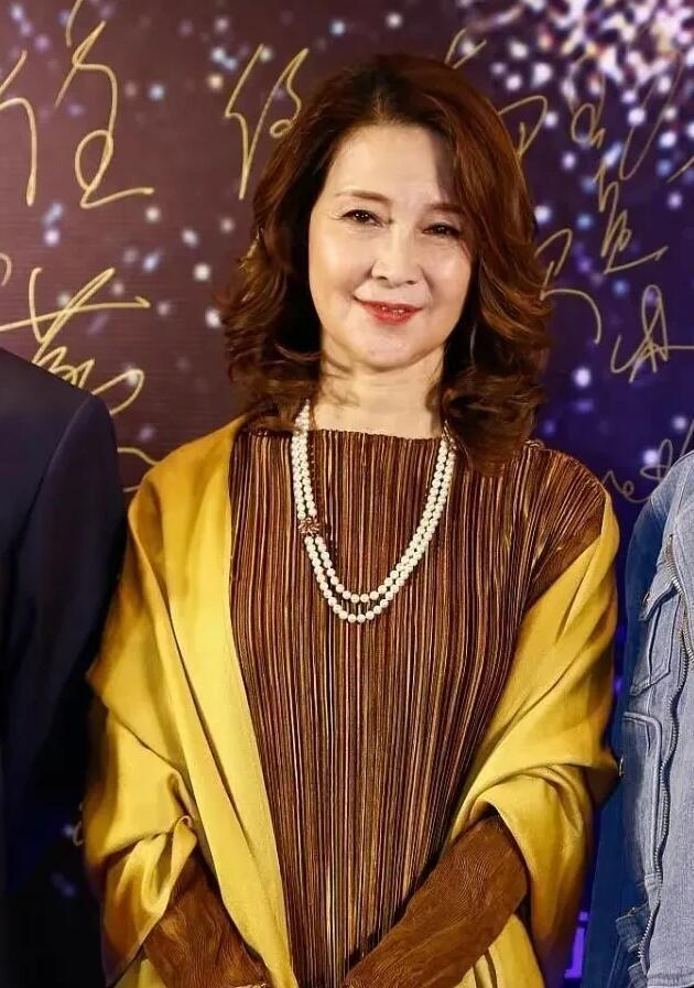 张伟欣今年67岁了.秀气的脸庞更多了几分慈祥.