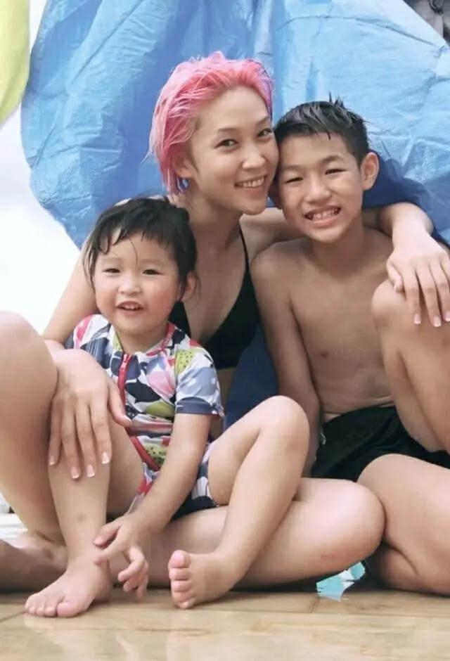 签约大台后获力捧,戏外视继子如己出|蒋祖曼|tvb|签约_新浪新闻