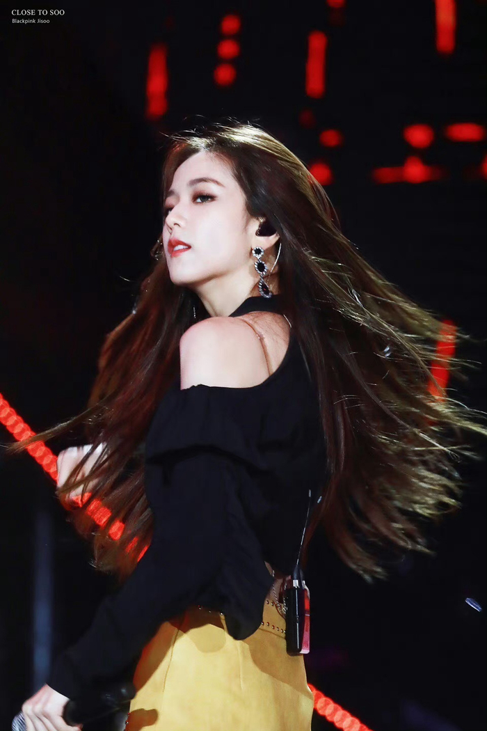 jisoo 头发丝飞舞的瞬间|头发丝_新浪新闻