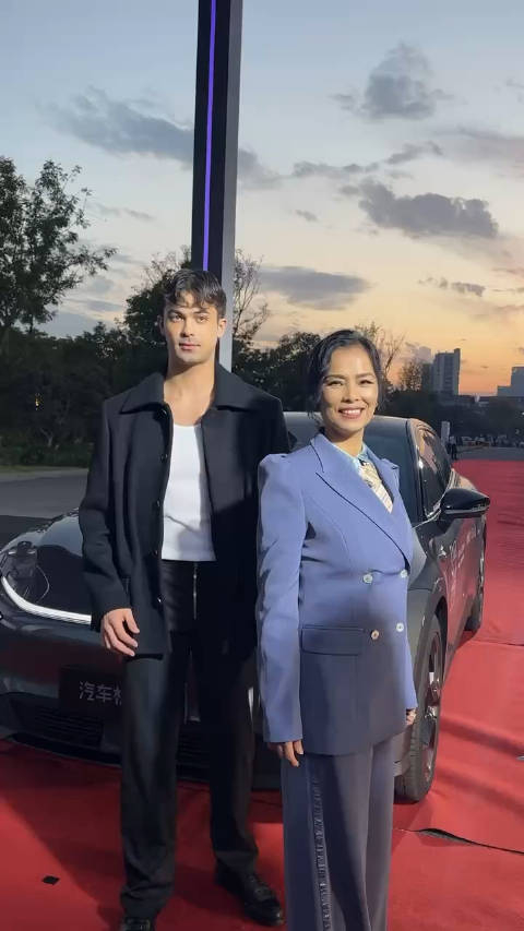 韦唯携二儿子韦紫瑞一起现身elle红毯……_手机新浪网