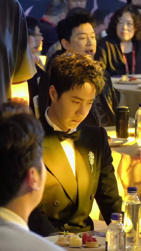 20231103王一博嘉宾席近景高清美貌logo