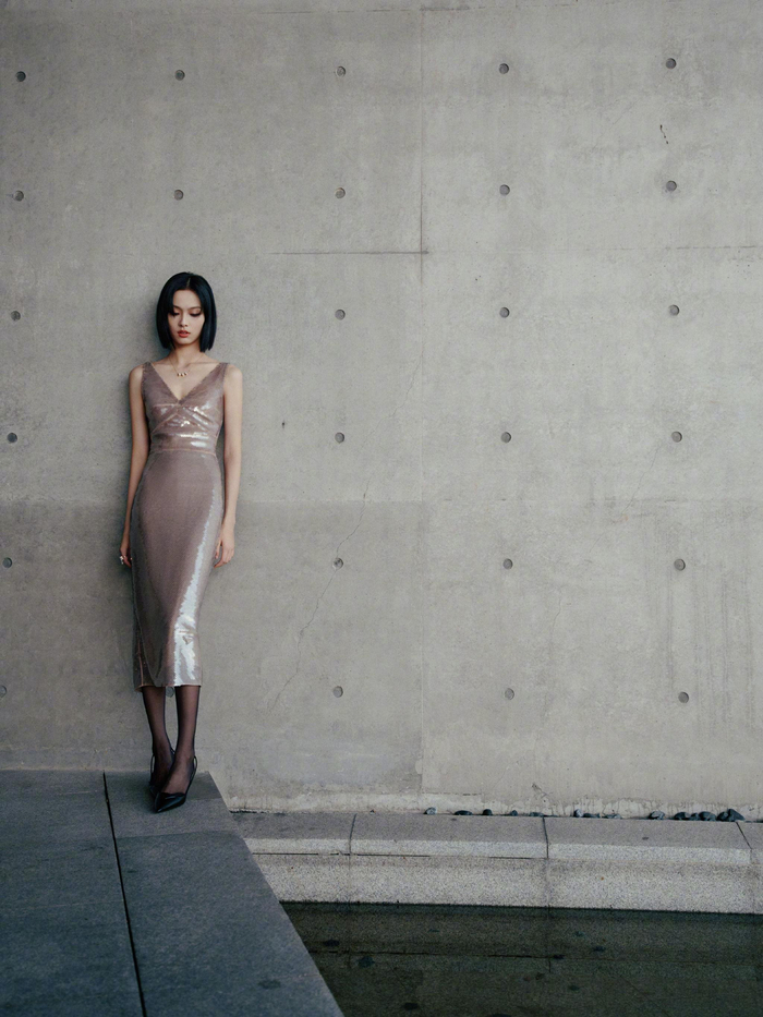 亮相的@赵佳丽 ,身穿prada珠片修身礼服,配搭俏丽的短发|礼服|短发