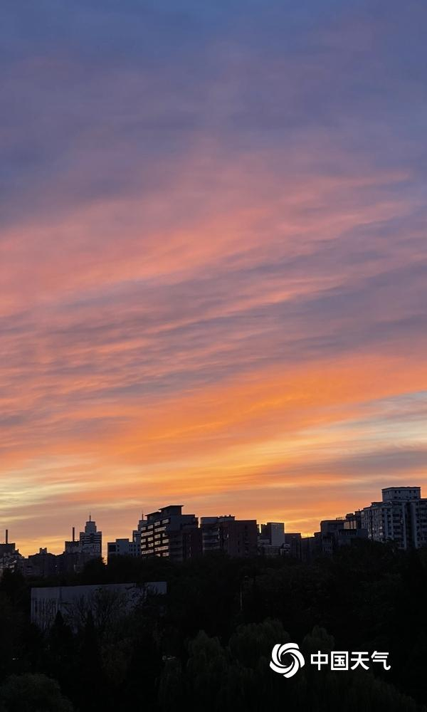北京天空现橙红朝霞 为云层添彩|北京市_新浪新闻