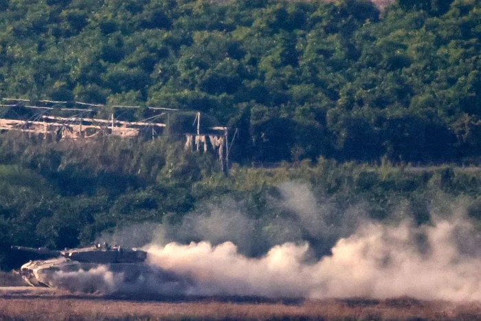 2023年11月2日，一辆以色列坦克沿着与加沙地带的边界行驶。图源：视觉中国