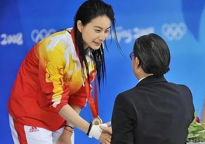 2008年北京奥运会，霍震霆为郭晶晶颁奖