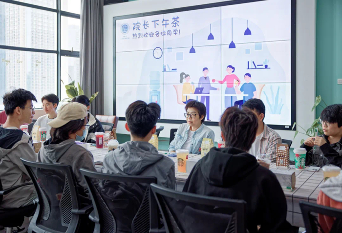 2016年,深圳大学向黄惠抛出橄榄枝,是机会更是挑战,热爱冒险勇于尝试