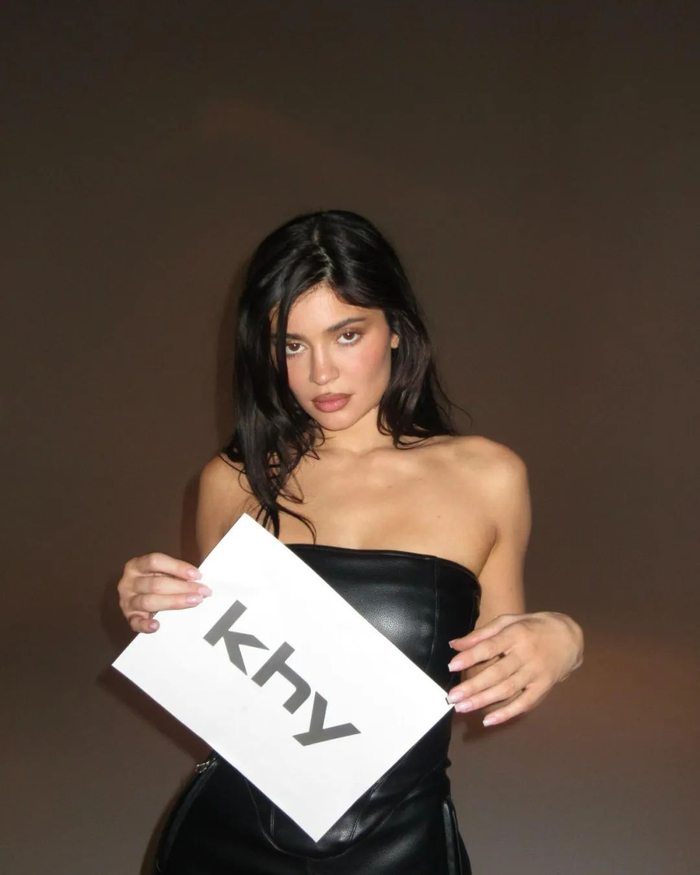 便宜金小妹kyliejenner开潮牌了被骂抄袭巴黎世家