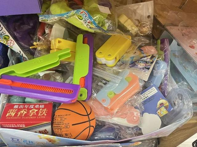 图说：有文具店尚在公开售卖“萝卜刀”。