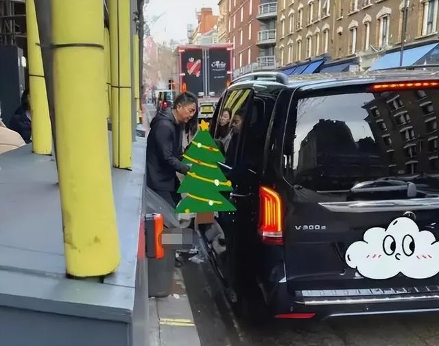 30岁章泽天伦敦露面,全素颜被路人抓拍,面容憔悴无精打采|章泽天|伦敦