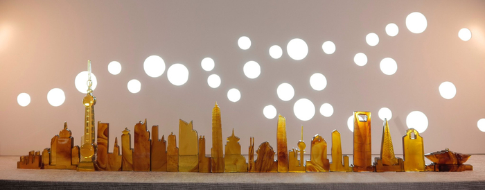 《外滩之光》是专为本届进博会定制的琥珀展品