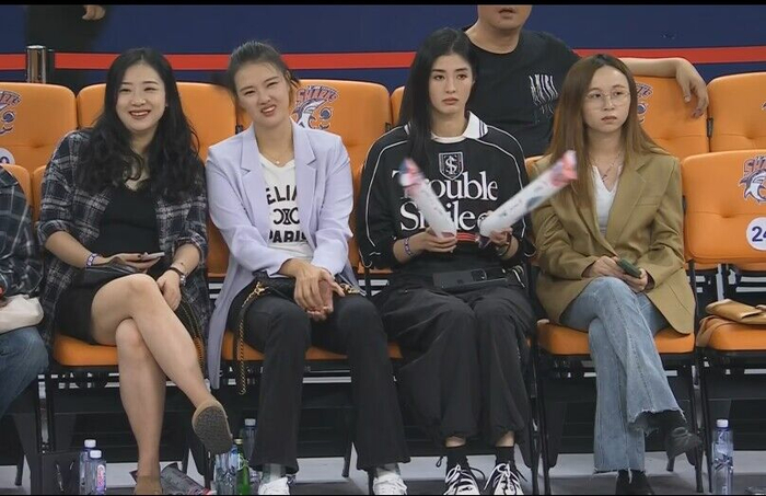 靓女来了张常宁赵丽娜等人观战cba常规赛新疆vs上海