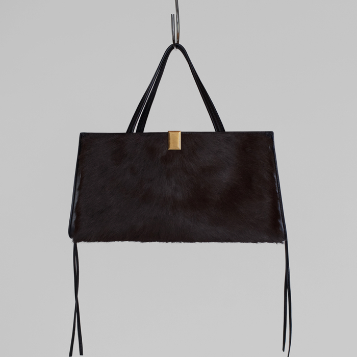 phoebe philo 推出多个托特包款,细节与c07line相似且售价高昂