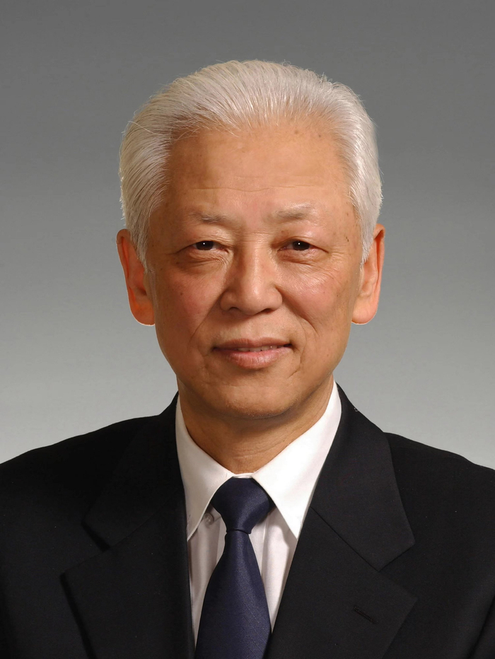 周铁农同志遗像