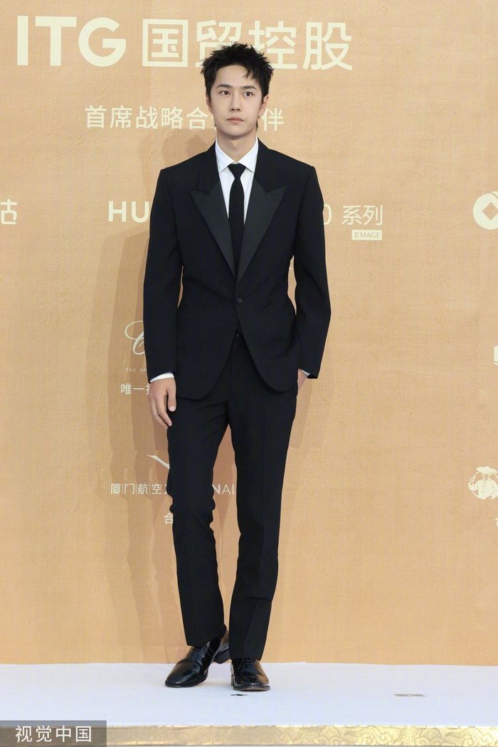 王一博亮相今天也是经典黑西装造型……|王一博|金鸡奖|最佳男配角