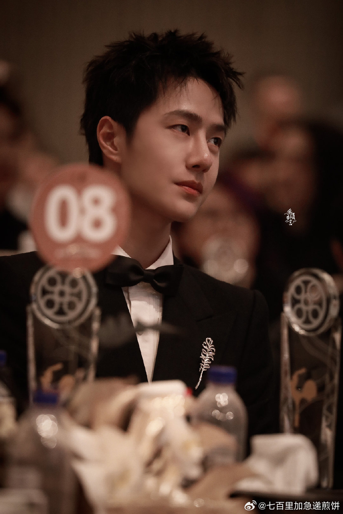 王一博金鸡奖内场照片,西装帅哥!|金鸡奖|王一博_新浪新闻