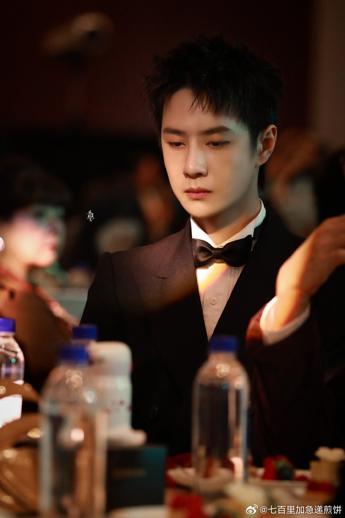 王一博金鸡奖内场照片,西装帅哥!|金鸡奖|王一博_新浪新闻