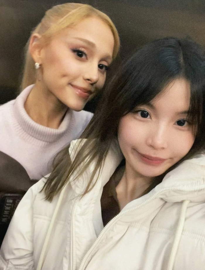 a妹和粉丝最新合照 不愧是小94的网友,偶遇明星就像呼吸一样简单