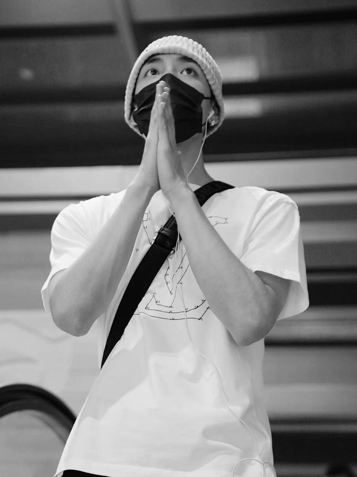 靓仔@王子异 真的很爱拜拜的手势……|靓仔|王子异_新浪新闻