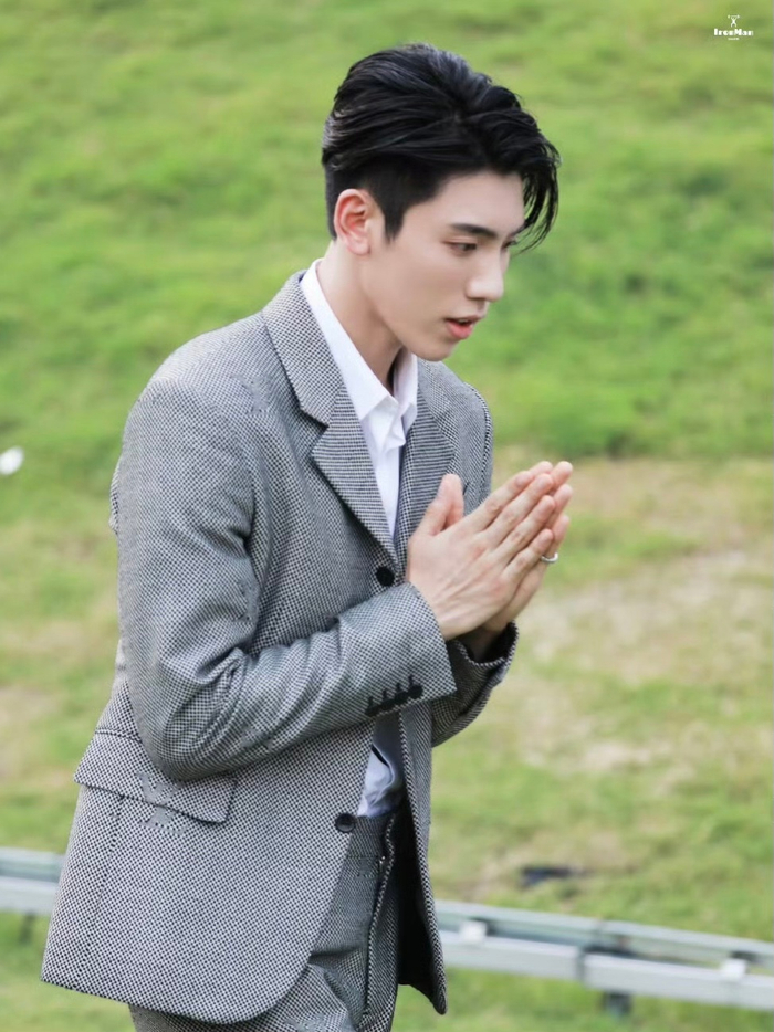 靓仔@王子异 真的很爱拜拜的手势……|靓仔|王子异_新浪新闻