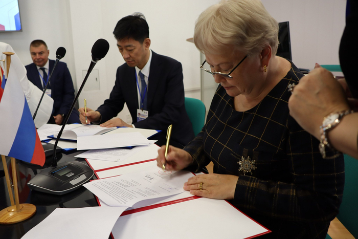 双方签署相关协议。李和伟 摄