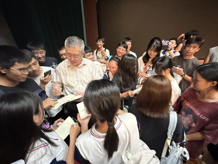 △于海在高校作“我们的国歌”主题讲座时给学生签名