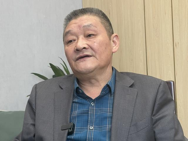 图为刘辉接受记者采访