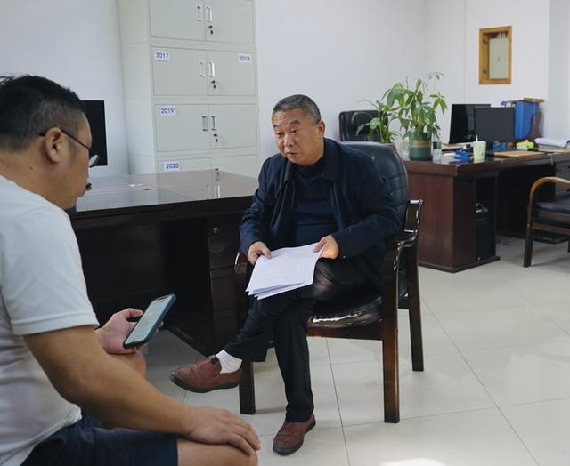 图为记者采访资中县自然资源和规划局综合行政执法大队大队长肖俊
