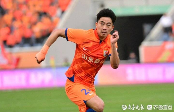 山东泰山队联赛收官战胡靖航收获帽子戏法连进三球