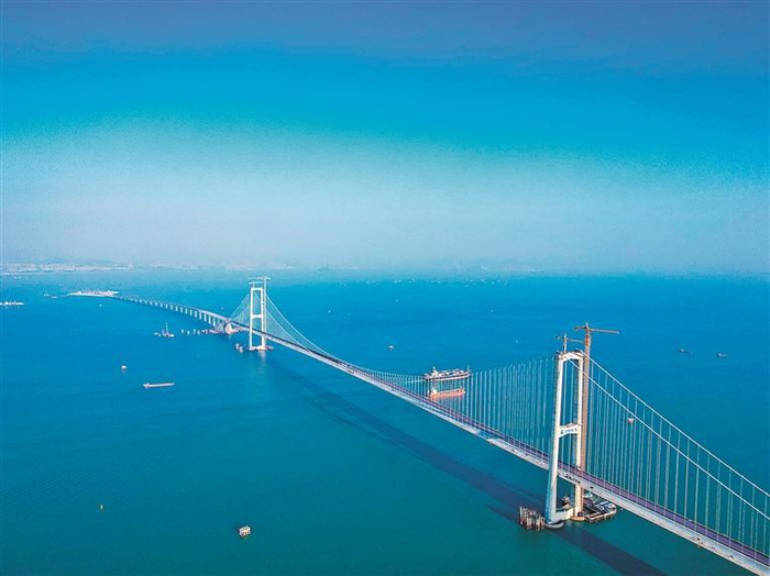 深中通道伶仃洋大桥开始钢桥面铺装