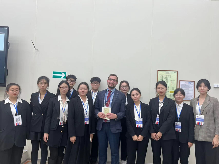 青年学者参加“实验和临床医学的热点问题”专题研讨。李和伟 摄