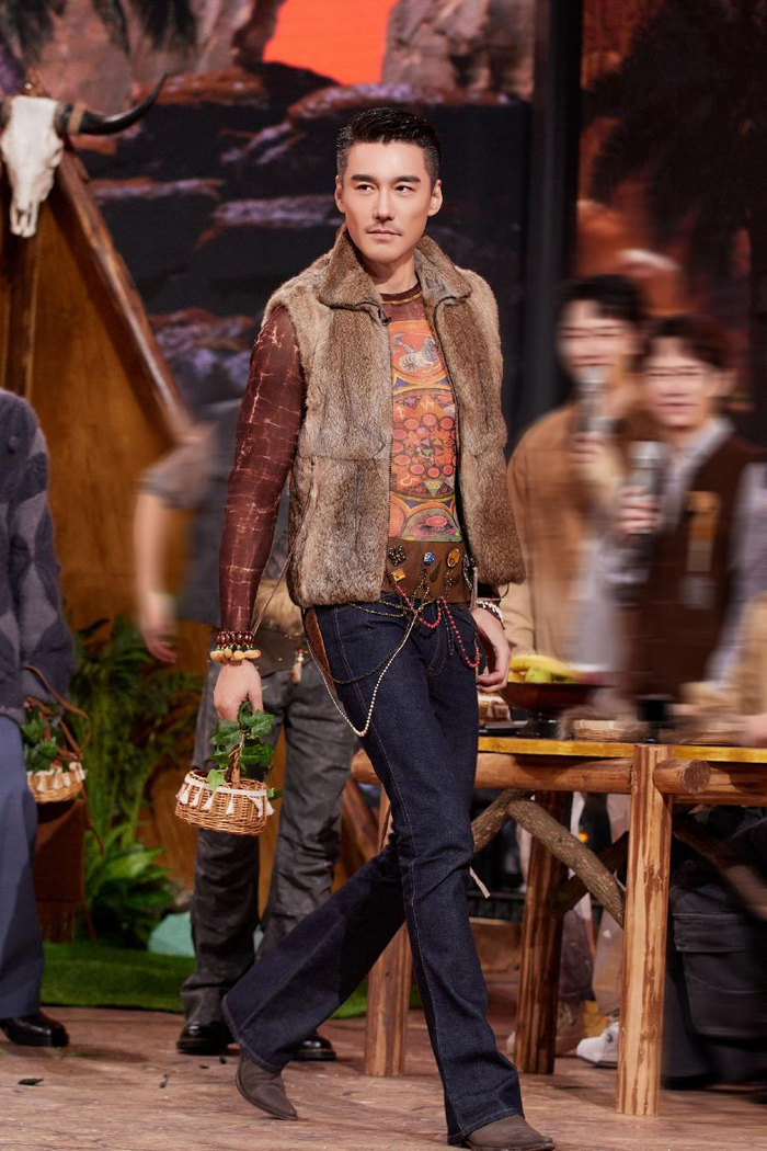 胡兵提果篮走秀 《披荆斩棘》到好六街团建|胡兵|蔡国庆|唐禹哲_新浪