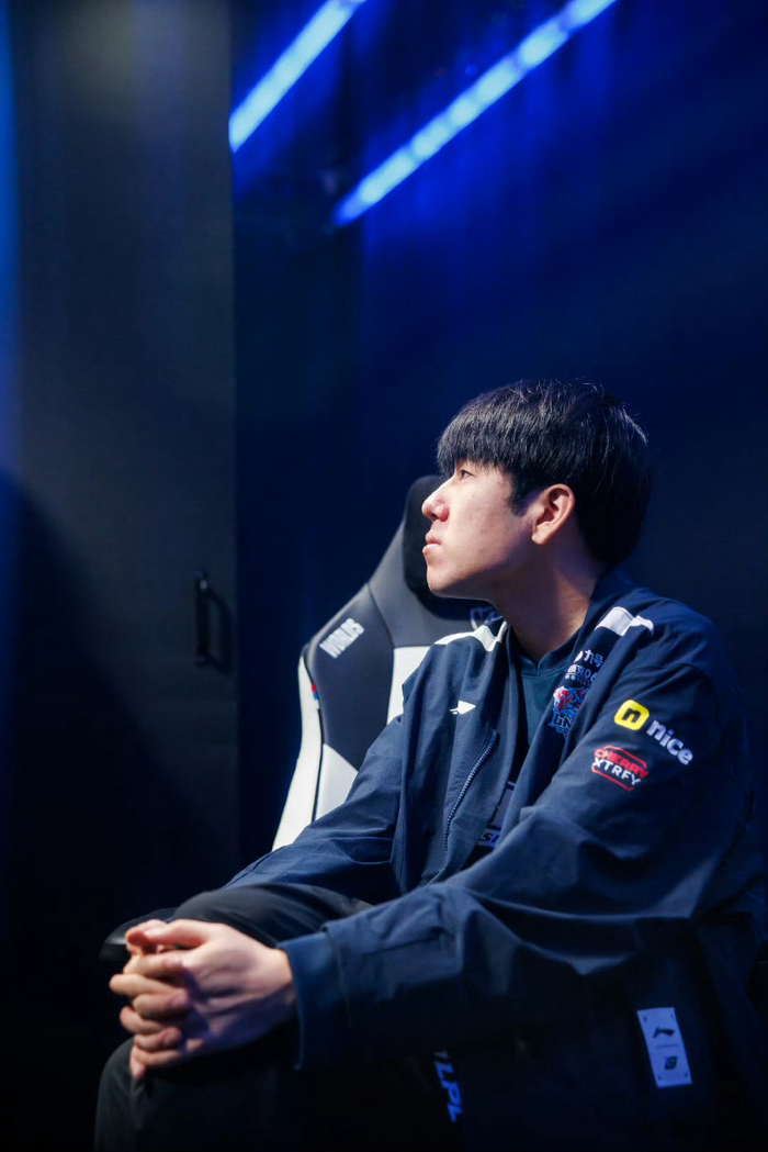 赛后无奈 神情落寞的gala|t1_新浪新闻