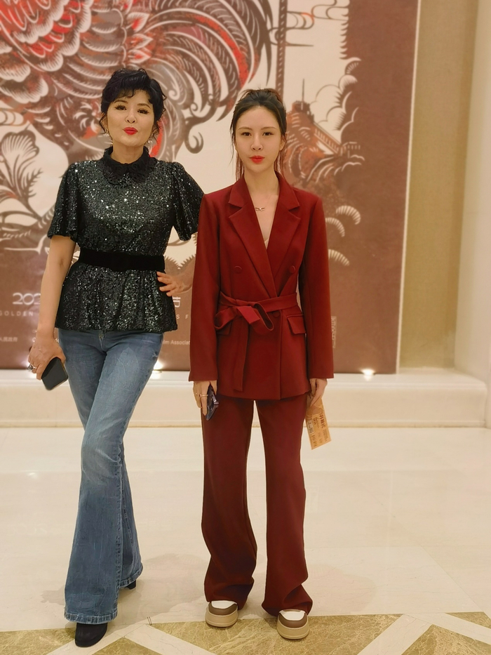 青年演员刘彦君与金依尔导演一起出席金鸡奖|刘彦君|演员|青年_新浪